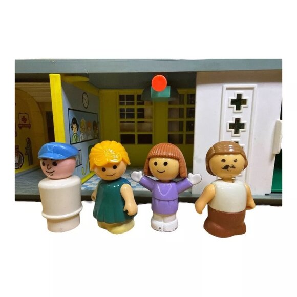 Vintage 1976 Fisher-Price Family Children's Hospital & 4 Little People Figures - Picture 10 of 10